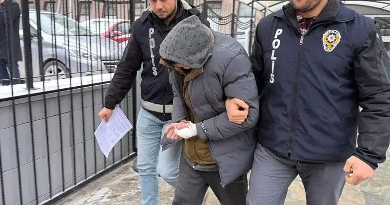 Üvey babasını bıçaklayarak öldüren sanık: Annemi korumak için müdahale ettim