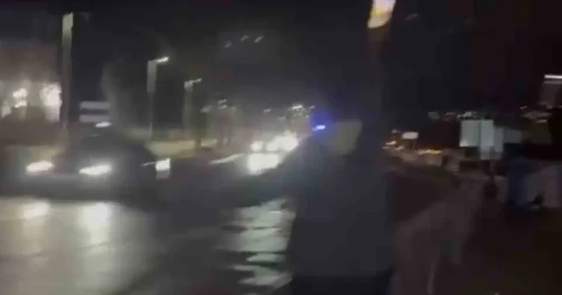 Motosiklet bariyerlere çarptı, gençler cep telefonu ışığıyla trafiği durdurdu