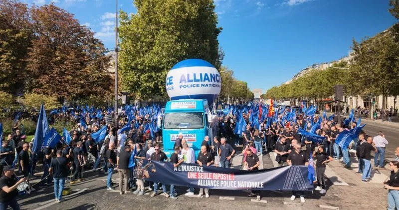 Fransa da zam isteyen polisler Paris te eylem yaptı Dış Haberler
