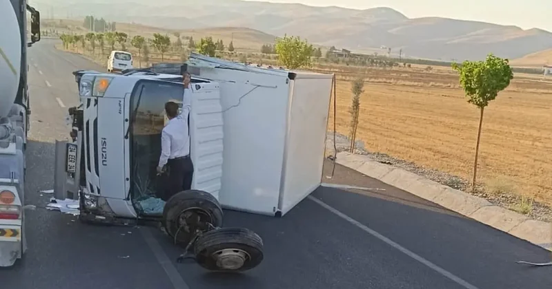 Hasankeyf’te kamyonet devrildi: 2 yaralı