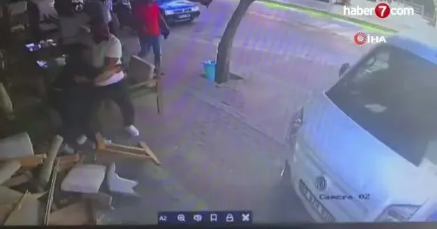 Minibüs kontrolden çıkıp kafeye daldı ölümden saniyelerle yaralı kurtuldu