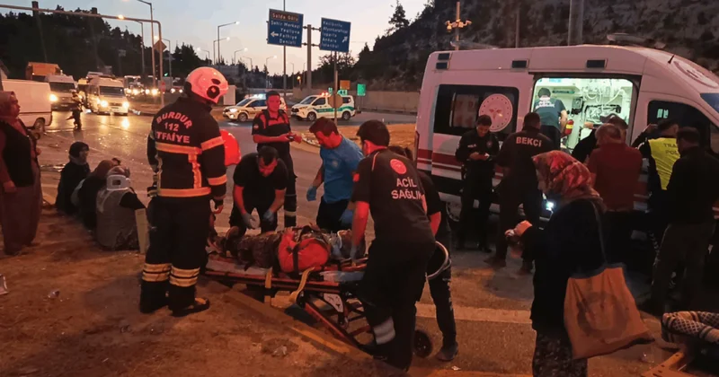 Burdur da sabah saatlerinde feci kaza: Tarım işçilerini taşıyan minibüs çarpıştı, 10 kadın yaralandı! Sözcü Gazetesi