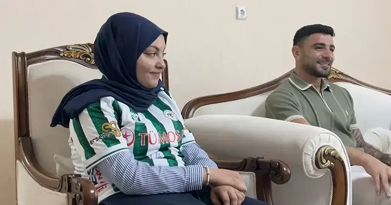 Konyasporlu futbolcular omurilik kanser tedavisi gören Konyaspor taraftarı Sude Ay ı ziyaret etti