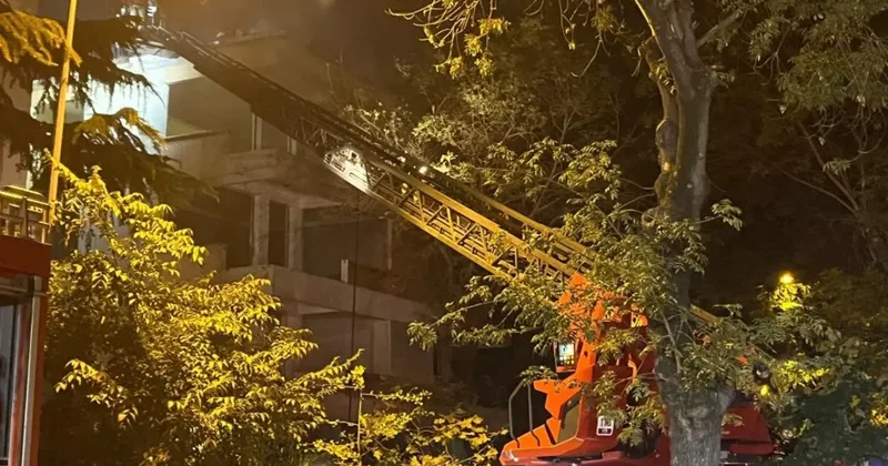 Bakırköy’de 4 katlı metruk binanın çatısı alevlere teslim oldu
