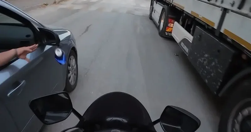 Araçtan atılan çöpü içeriye böyle geri attı