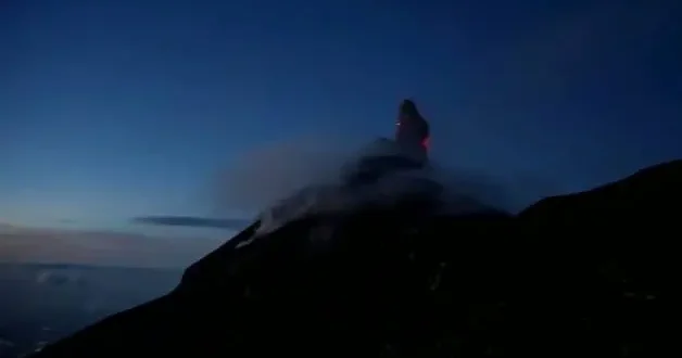 Guatemala da Fuego Yanardağı canlı yayında patladı