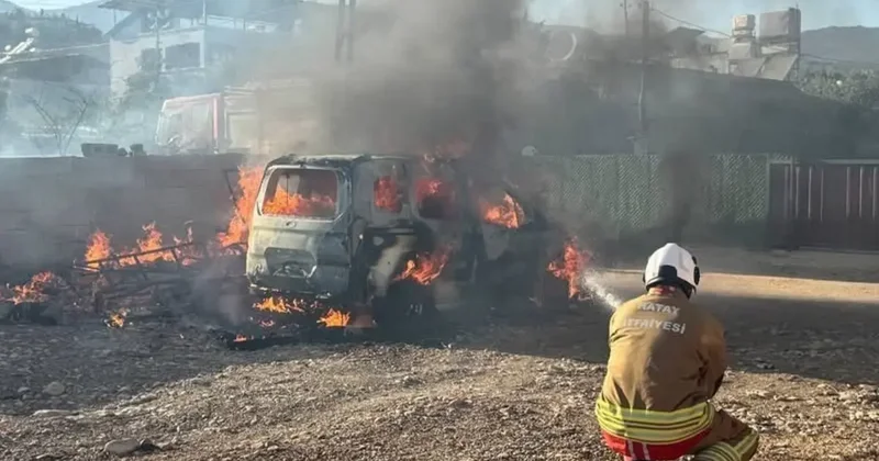 Kırıkhan’da hafif ticari araç alevlere teslim oldu