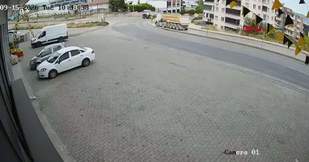 Bursa’da hafriyat kamyonu, karşı şeride geçip hem kamyona hem duvara çarptı