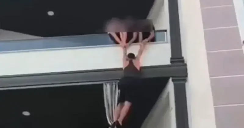 Aranan hükümlü, baskına gelen polisleri görünce balkondan kaçmaya çalıştı