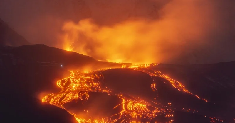 Etna Yanardağı nın kül püskürtmesi hava ulaşımını olumsuz etkilemeye devam ediyor
