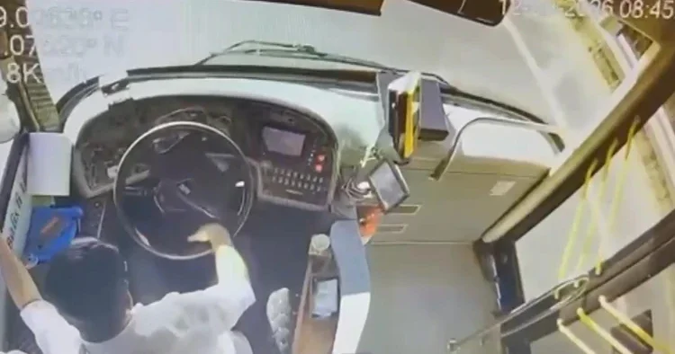 İş makinesine çarpan İETT otobüsü kazasında 5 kişi yaralanmıştı: O anlar kamerada