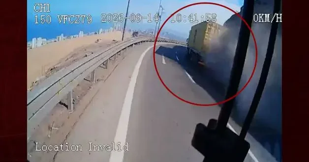 Şili deki korkutucu kazada kamyonun dorsesi uçuruma Uçtu