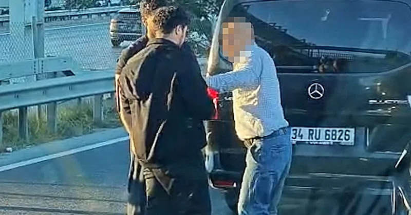 Trafik kazası sonrası çıkan yumruklu ve sopalı kavga kamerada