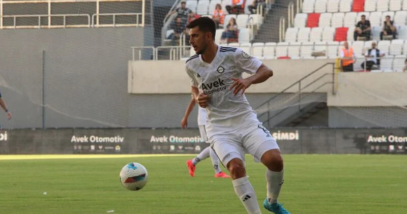 Ceyhun Gülselam, profesyonel futbol kariyerini sonlandırdı
