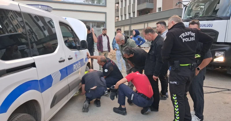 Kocaeli de polis ekip aracına giren yavru kedi, itfaiye ekiplerince kurtarıldı