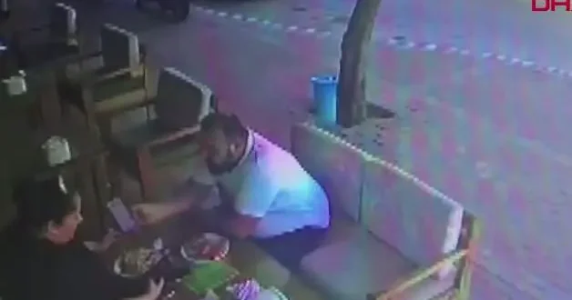 Antalya da kafede çay içerken dehşeti yaşadılar