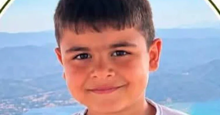 Mardin den İstanbul a sevk edilmişti: Boğazına oyuncak kaçan minik Mehmet 20 gün dayanabildi