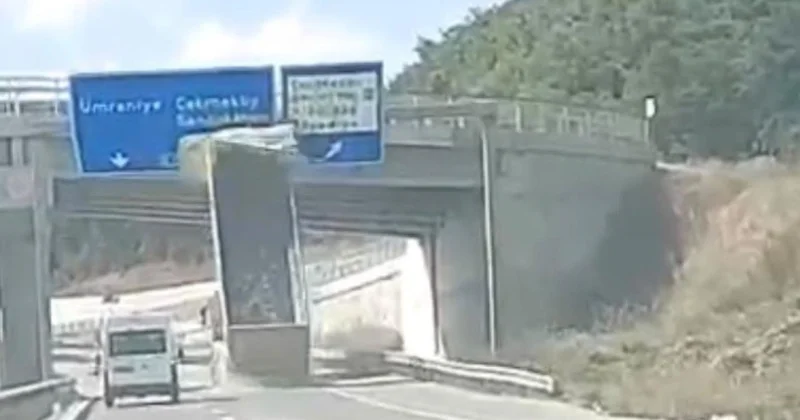 Çekmeköy de dorsesi açılan hafriyat kamyonu üst geçide çarptı