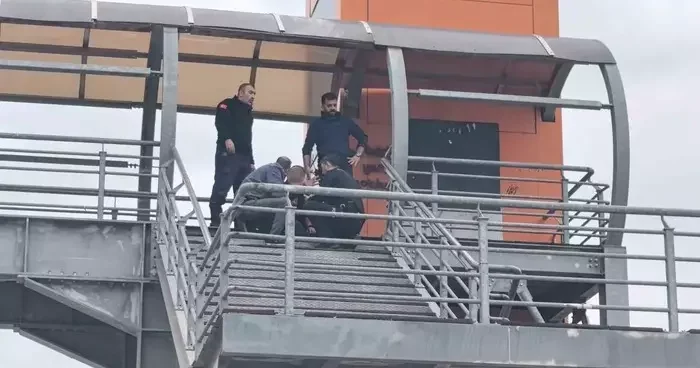 Üst geçitten indirildi, herkes alkışladı
