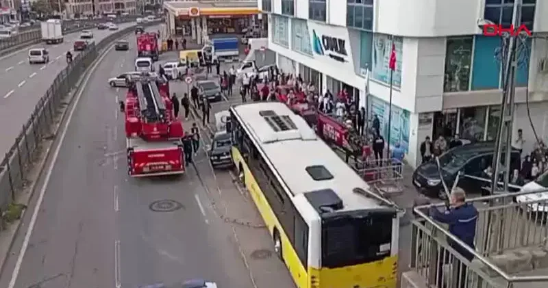Çekmeköy de otobüs durağa girdi; yaralılar var
