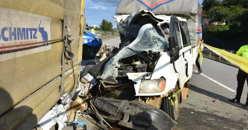 Giresun da minibüs tıra çarptı: 1 ölü, 2 yaralı