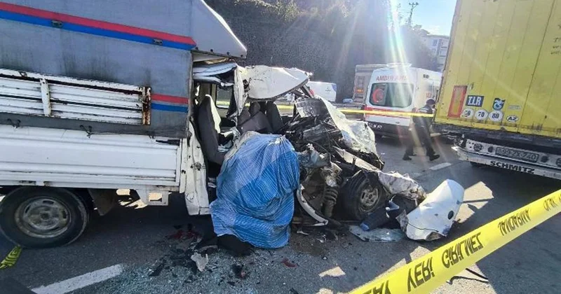Park halindeki tıra çarpan kamyonet hurdaya döndü: 1 ölü, 1 yaralı