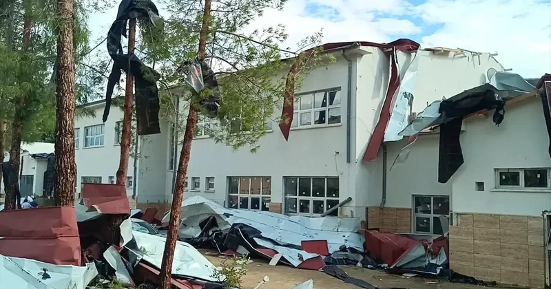 Öğrenciler dersteyken fırtına nedeniyle okulların çatısı uçtu! Eğitime 2 gün ara verildi