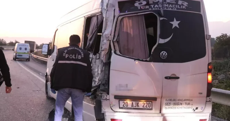 Kamyon emniyet şeridinde bekleyen işçi servisine çarptı: 1 ölü