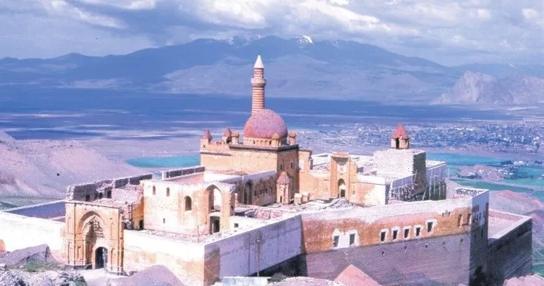 YAVUZ DONAT Orda bir Ağrı var uzakta