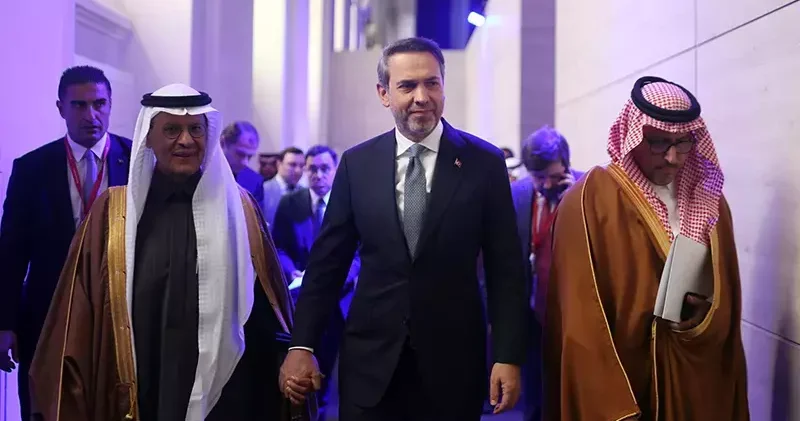 Bakan Bayraktar, Suudi Arabistan Enerji Bakanı Abdulaziz bin Salman Al Saud ile görüştü