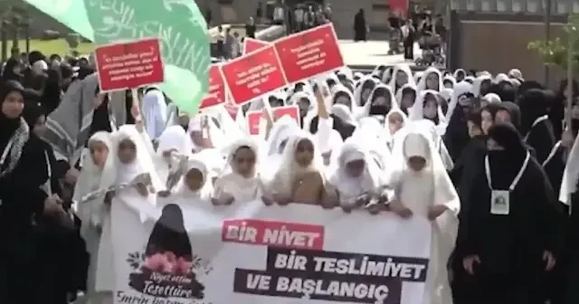 Niyet ettim tesettüre: Diyarbakır’da binlerce genç kız düzenlenen merasimle tesettüre girişlerini kutladı VİDEO İZLE