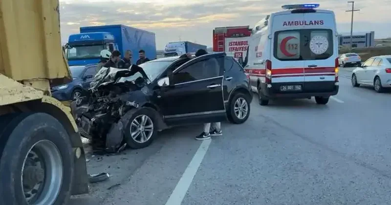 Silivri’de otomobil hafriyat kamyonuna çarptı: 2 yaralı