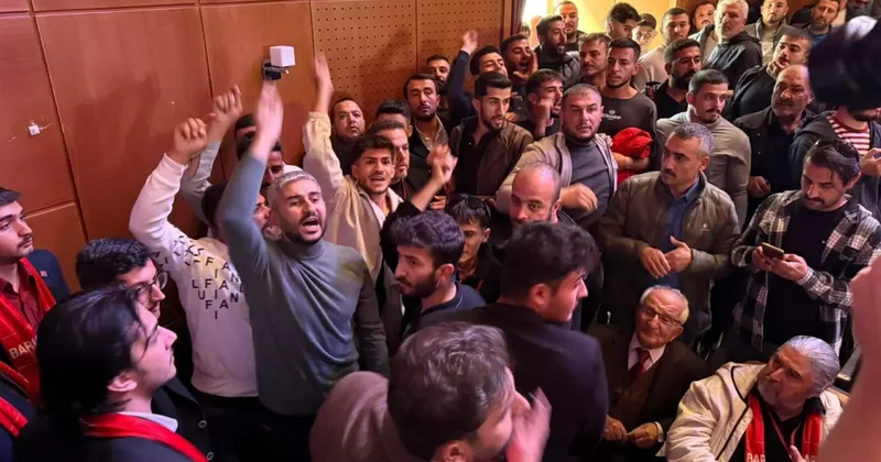 CHP İl Kongresi nde yumruklar havada uçuştu