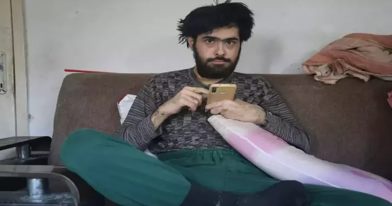 Telefon bağımlısı genç 3 yıldır evden çıkmıyor