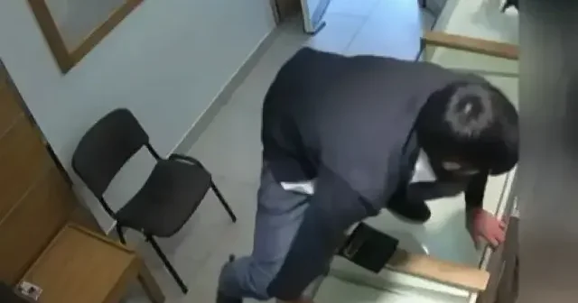 Gaziosmanpaşa da kuyumcuyu darp edip 1 kilo altın ve 300 bin lirayı çaldılar: O anlar kamerada VİDEO İZLE