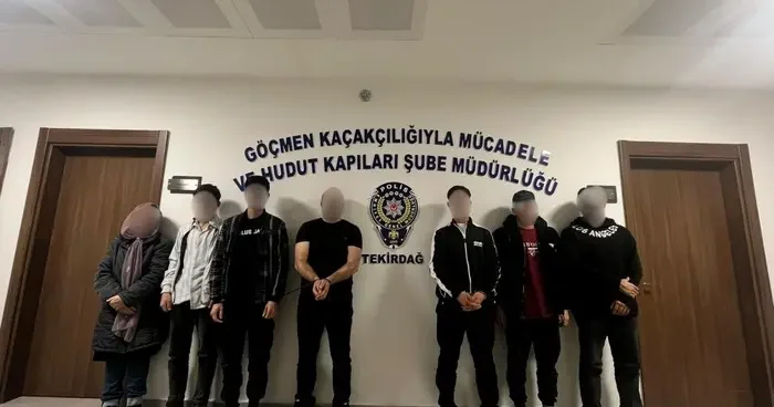 Düğün aracı süsü verilen otomobilden 5 kaçak göçmen çıktı