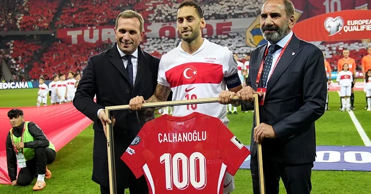 Hakan Çalhanoğlu’na plaket 100. maç plaketi!