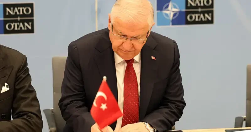 Bakan Güler, NATO Savunma Bakanları ile aile fotoğrafı çekimi ve imza törenine katıldı