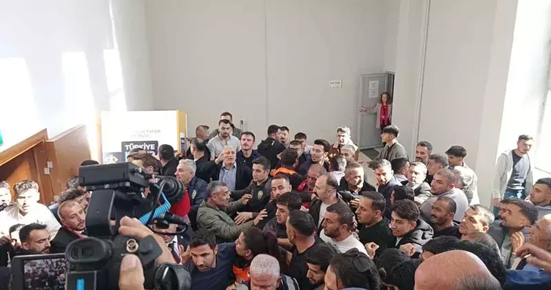 CHP nin Malatya kongresinde kavga