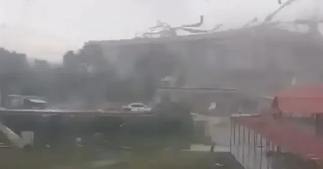 Malezya daki şiddetli kasırganın önüne çıkan her şeyi yıktığı anlar kamerada VİDEO İZLE