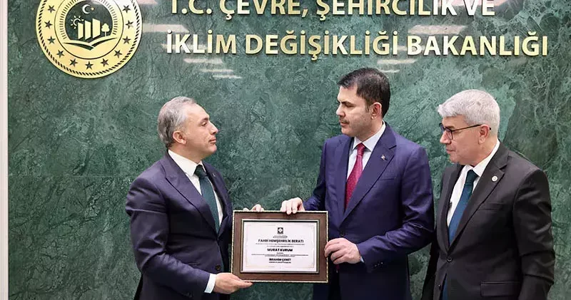 Osmaniye Belediye Meclisi nden Bakan Kurum a Fahri Hemşehrilik Beratı