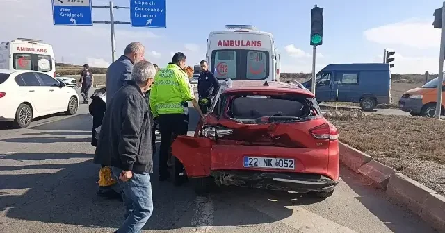 Hafif ticari araç ile otomobilin çarpıştığı kazada üç yaralı Tekirdağ Haberleri