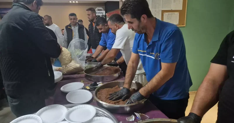 Şanlıurfalılar milli takımın galibiyeti çiğ köfteyle kutlandı