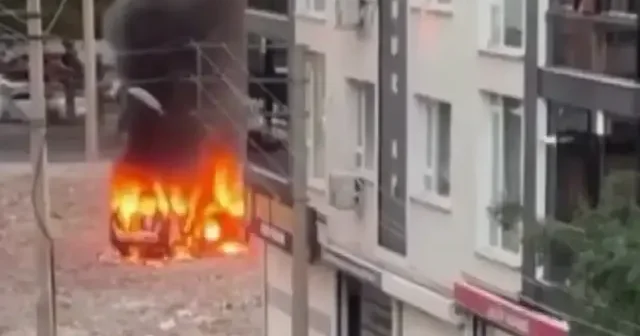 Diyarbakır’da seyir halindeki araç alev topuna döndü VİDEO İZLE