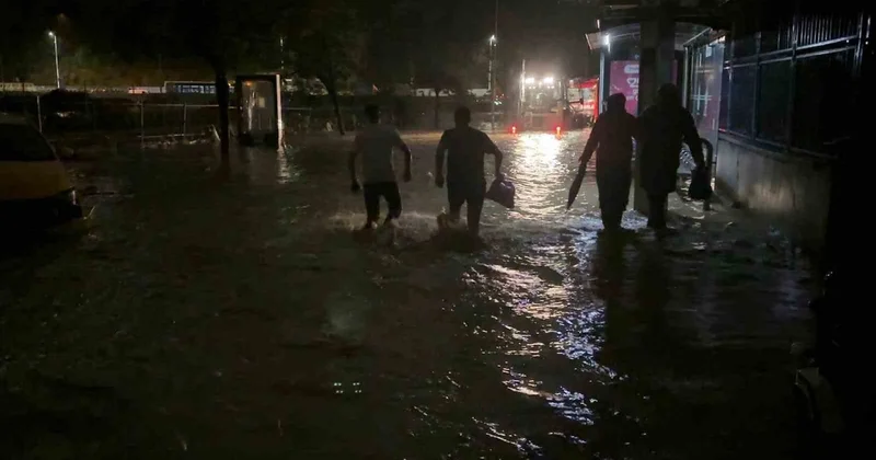 Sarıyer Ayazağa da sağanak su baskınlarına neden oldu, mahalleler karanlıkta kaldı