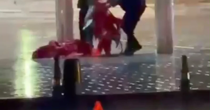 Taksim de sağanakta yere düşen Türk bayrağını çevik kuvvet polisi kaldırdı