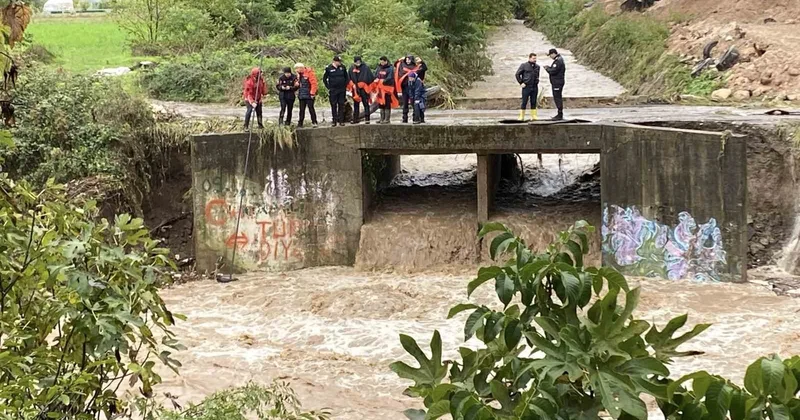 Kocaeli Başiskele de Kiraz Çayı na düşen aracın ardından kayıp kişi aranıyor