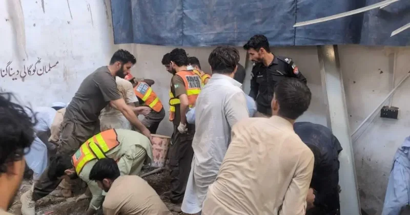 Pakistan da okul çatısı çöktü: 29 ölü!