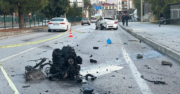 Burdur da iki aracın çarpıştığı kazada motor yerinden fırladı: Ortalık savaş alanına döndü