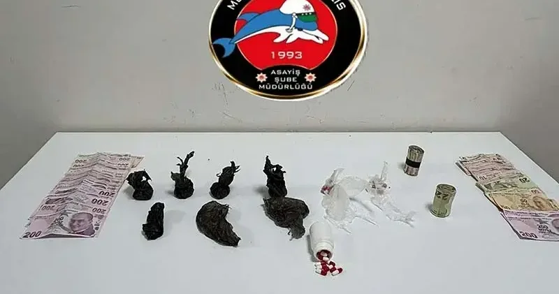 İzmir deki operasyonlarda çeşitli türlerde 14 kilo 576 gram uyuşturucu ile 1486 sentetik ecza ele geçirildi
